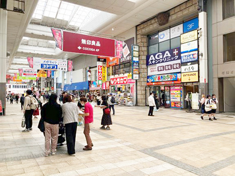 歩行者へのチラシ配布