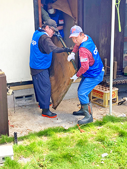 濡れた畳を運び出します。