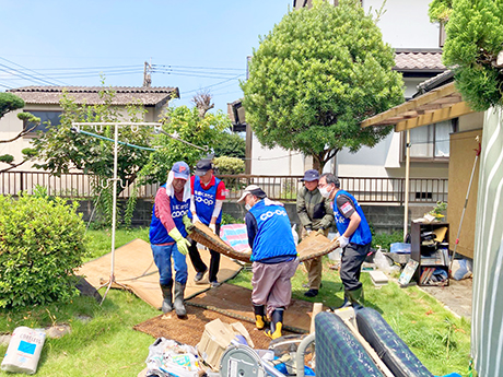 濡れた畳は結構重く数人がかりで