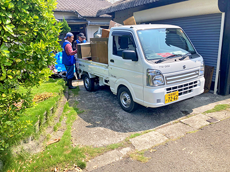 手際よく積み込みます。