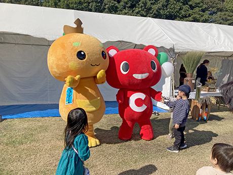 子供達も近寄ってきます