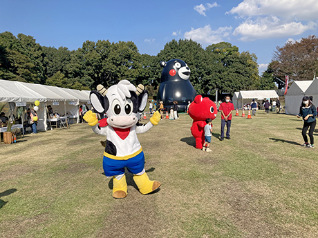 くまモンふわふわをバックにキャラクター