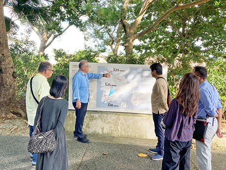 ひめゆりの塔にて東江専務の説明