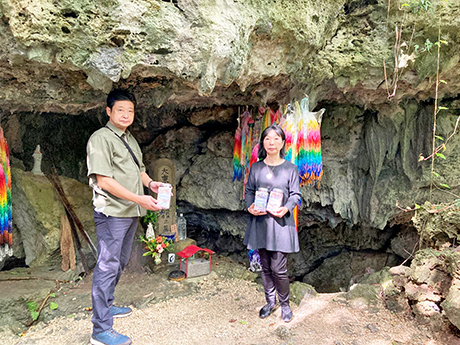 子どもたちが折った折り鶴を献納（糸数アブラチガマ）