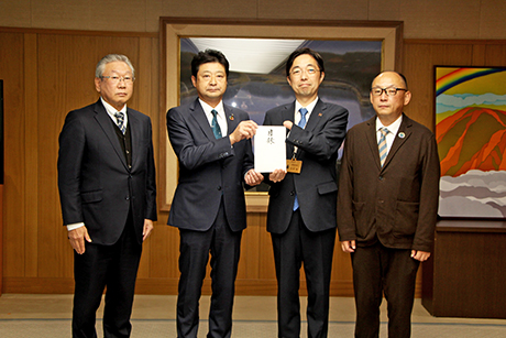 髙見専務（左）、上村副会長（右）